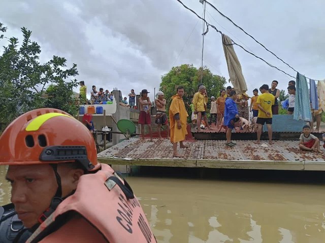 Philippines bị ngập nặng trước khi bão Trami đổ bộ - Ảnh 3.