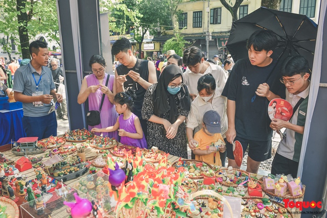 Khai thác có hiệu quả các tiềm năng lợi thế, phát triển du lịch Hà Nội thực sự trở thành ngành kinh tế mũi nhọn - Ảnh 1.