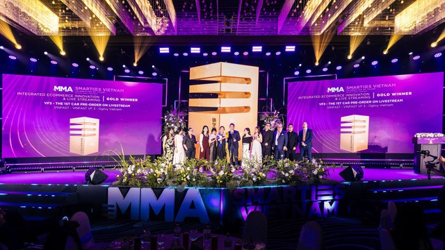 VinFast giật “cú đúp Vàng” giải thưởng cho chiến dịch mở bán VinFast VF 3 tại MMA SMARTIES Awards 2024 - Ảnh 1.