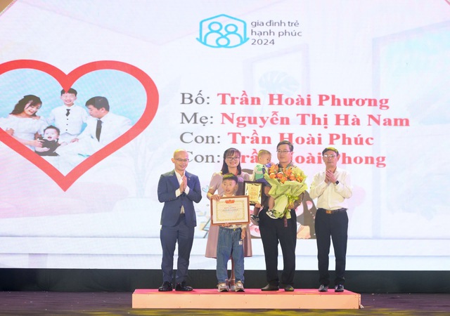 Tuyên dương 10 gia đình trẻ hạnh phúc năm 2024 - Ảnh 3.