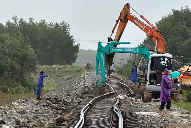 Thông tuyến đường sắt qua tỉnh Quảng Trị sau sự cố gián đoạn do mưa lũ - Ảnh 1.