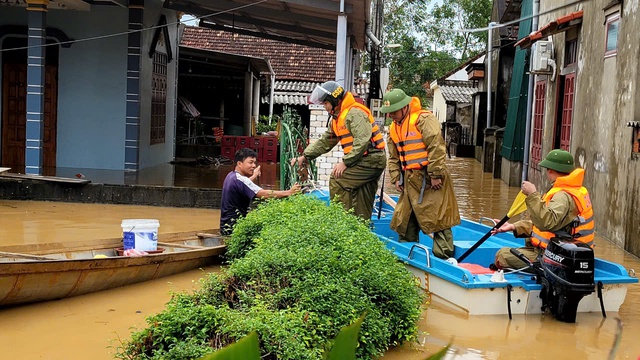 Quảng Bình: Hơn 28.000 ngôi nhà bị chìm ngập trong nước lũ và 1 người dân mất tích - Ảnh 1.