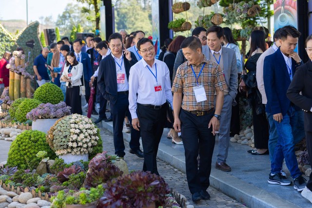 Fansipan, Sa Pa tưng bừng tổ chức lễ hội hoa sen đá trong ngày kích cầu du lịch lớn nhất năm 2024 - Ảnh 4.