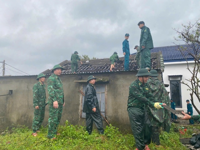 Quân khu 4 thăm, tặng quà cho người dân bị thiệt hại do bão số 6 tại Thừa Thiên Huế - Ảnh 2.