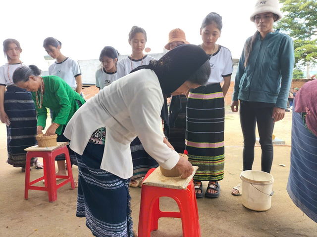 Phục hồi, bảo tồn và phát huy nghề làm gốm của người Churu - Ảnh 1.