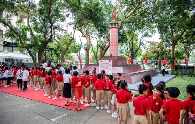  Báo Nhân Dân khai mạc triển lãm tương tác Cột cờ Hà Nội và giới thiệu phụ san đặc biệt dịp kỷ niệm 70 năm Ngày Giải phóng Thủ đô - Ảnh 5.