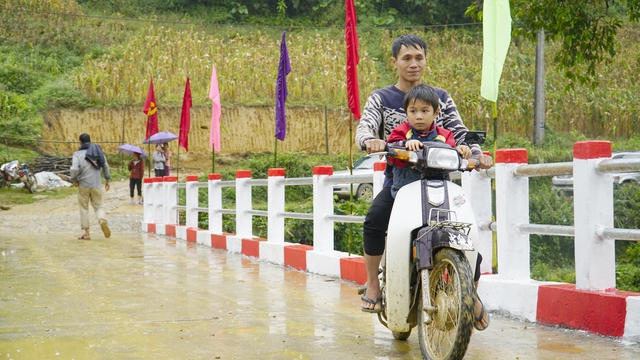 Thăm lại cây cầu làm đổi đời cho bản làng nghèo bên suối Tình yêu - Ảnh 2.