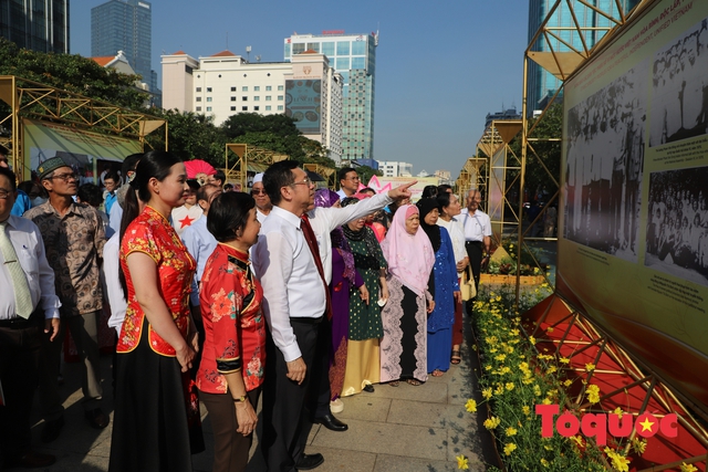 Đồng bào dân tộc thiểu số vui mừng, cảm động tới tham quan triển lãm hình ảnh về đồng bào các dân tộc - Ảnh 2.