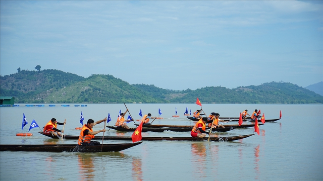 Nhiều giải thưởng được trao tại Hội đua thuyền độc mộc trên sông Pô Cô - Ảnh 1.