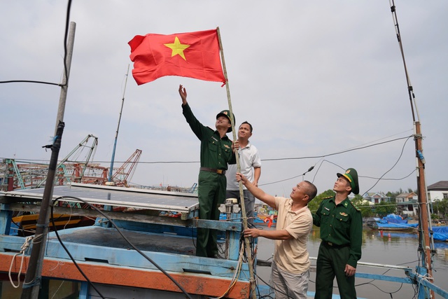 Quảng Trị: Tặng cờ Tổ quốc, tuyên truyền pháp luật cho nhân dân tuyến biên giới biển - Ảnh 4.