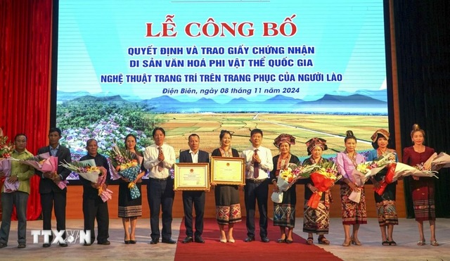 Trao Chứng nhận Di sản văn hóa phi vật thể quốc gia đối với Nghệ thuật trang trí trên trang phục của người Lào - Ảnh 1.