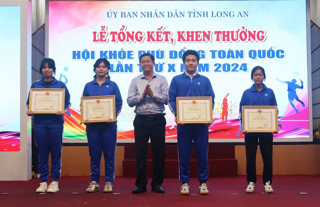 Khen thưởng VĐV, HLV đạt thành tích tốt trong Hội khỏe Phù Đổng toàn quốc lần thứ X - Ảnh 1.