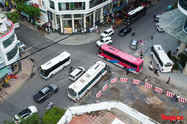 Chính thức cấm ô tô trên 29 chỗ vào trung tâm Nha Trang từ 20/12/2024 - Ảnh 1.