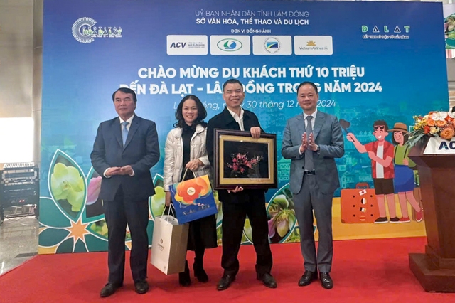 Lâm Đồng chào đón vị khách thứ 10 triệu trong năm 2024 - Ảnh 1.