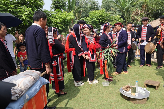 Người Dao bản Sì Thâu Chải làm du lịch - Ảnh 1.