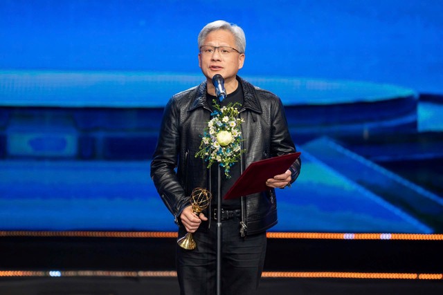 Chủ nhân VinFuture 2024 Jensen Huang: “Ngôi sao bán dẫn” có tầm nhìn vượt thời gian - Ảnh 2.