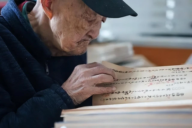 Cụ ông 98 tuổi vẫn làm việc 9 tiếng 1 ngày, sống thọ nhờ “3 chữ” không phải tập thể dục - Ảnh 1.