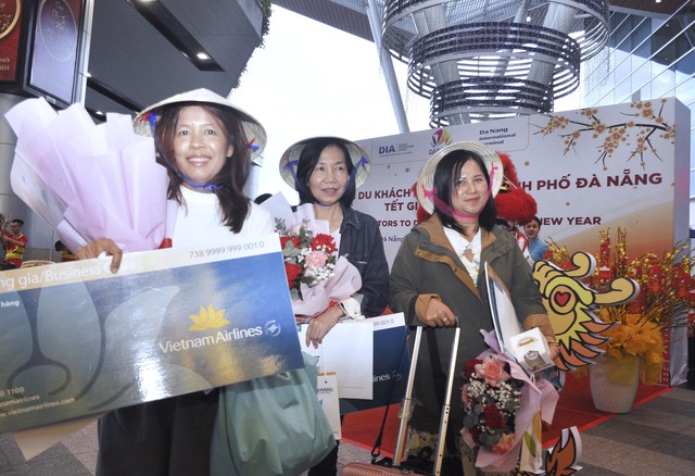 Nhộn nhịp du khách đến Đà Nẵng vui Tết Giáp Thìn 2024 - Ảnh 3.