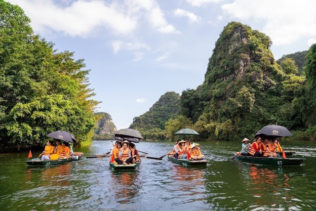 Ninh Bình đón gần 600 nghìn lượt khách du lịch trong dịp Tết Nguyên đán - Ảnh 2.