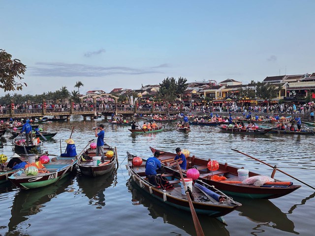 Mùng 8 Tết dân tình vẫn nô nức đi du xuân: khắp nơi đông nghịt, nhìn khung cảnh nườm nượp người ở Hà Giang còn choáng hơn - Ảnh 1.