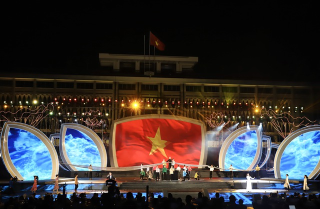 Chủ tịch nước Võ Văn Thưởng phát biểu chúc Tết bà con kiều bào và đánh trống khai hội mừng Xuân Giáp Thìn 2024 - Ảnh 4.