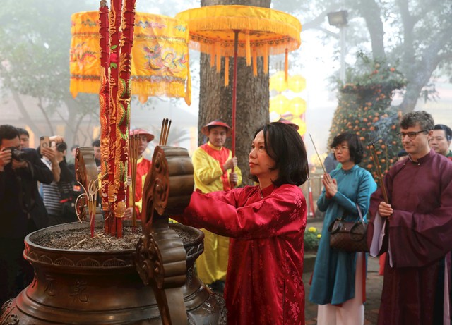 Thể nghiệm một số nghi lễ Tống cựu nghinh tân ở Hoàng thành Thăng Long - Ảnh 1.