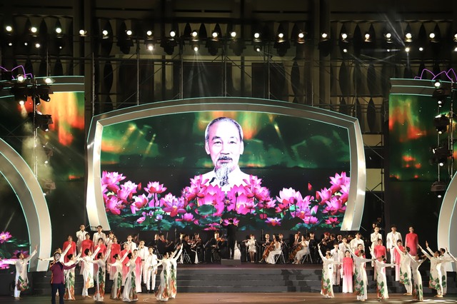 Chủ tịch nước Võ Văn Thưởng phát biểu chúc Tết bà con kiều bào và đánh trống khai hội mừng Xuân Giáp Thìn 2024 - Ảnh 2.