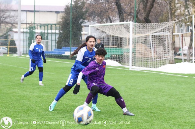 U20 nữ Việt Nam cầm hoà chủ nhà Uzbekistan dưới mưa tuyết - Ảnh 1.