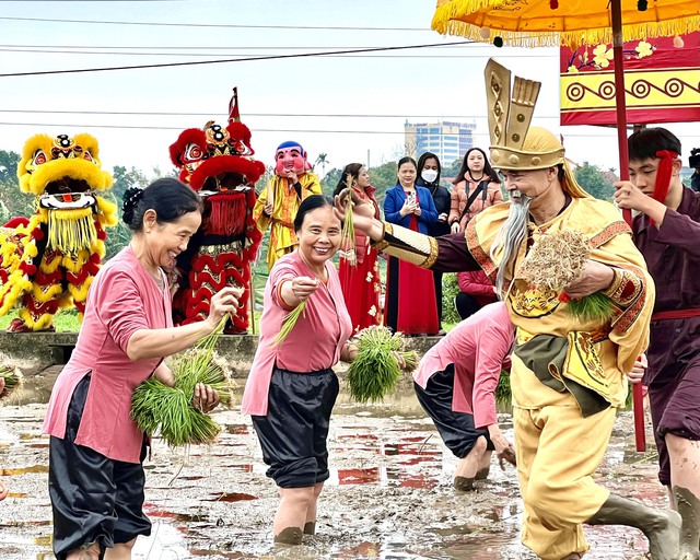 Phú Thọ sôi nổi Lễ hội Vua Hùng dạy dân cấy lúa - Ảnh 3.