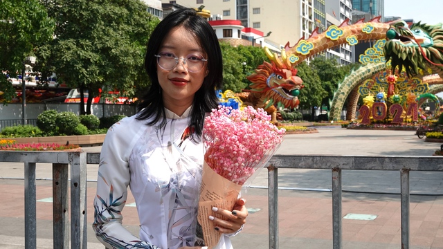 Người dân TP.HCM nói gì về linh vật rồng ở đường hoa Nguyễn Huệ dịp Tết Giáp Thìn 2024 - Ảnh 4.