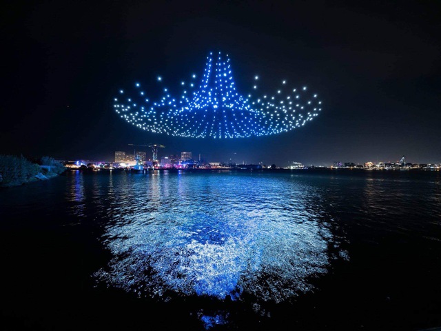 Trình diễn ánh sáng nghệ thuật với 2.024 drones vào đêm giao thừa tại Hà Nội - Ảnh 2.