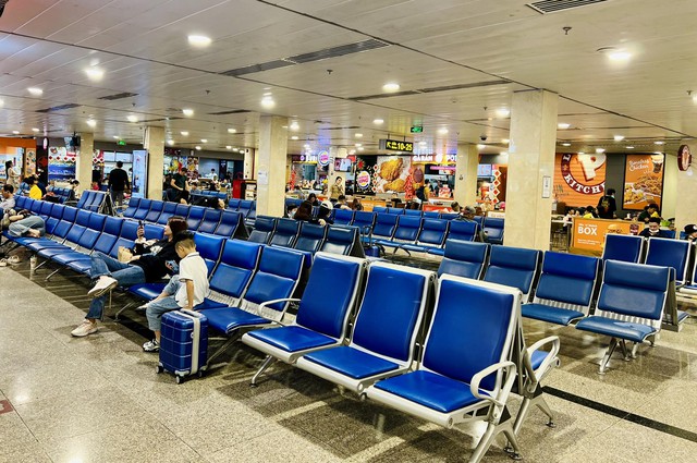 Sân bay Tân Sơn Nhất đông nghịt sáng 27 Tết, nhiều người sợ trễ ra sớm 4 tiếng để làm thủ tục - Ảnh 8.