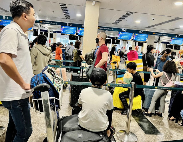 Sân bay Tân Sơn Nhất đông nghịt sáng 27 Tết, nhiều người sợ trễ ra sớm 4 tiếng để làm thủ tục - Ảnh 4.