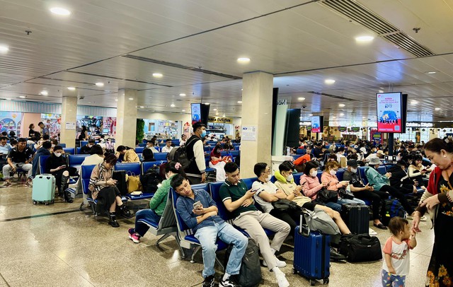 Sân bay Tân Sơn Nhất đông nghịt sáng 27 Tết, nhiều người sợ trễ ra sớm 4 tiếng để làm thủ tục - Ảnh 6.