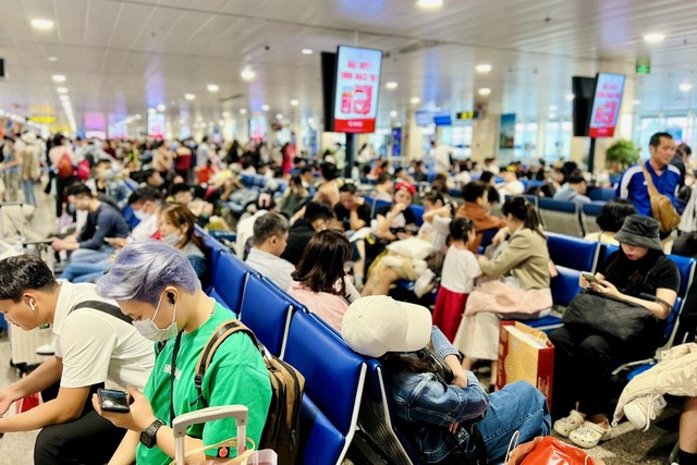 Sân bay Tân Sơn Nhất đông nghịt sáng 27 Tết, nhiều người sợ trễ ra sớm 4 tiếng để làm thủ tục - Ảnh 7.