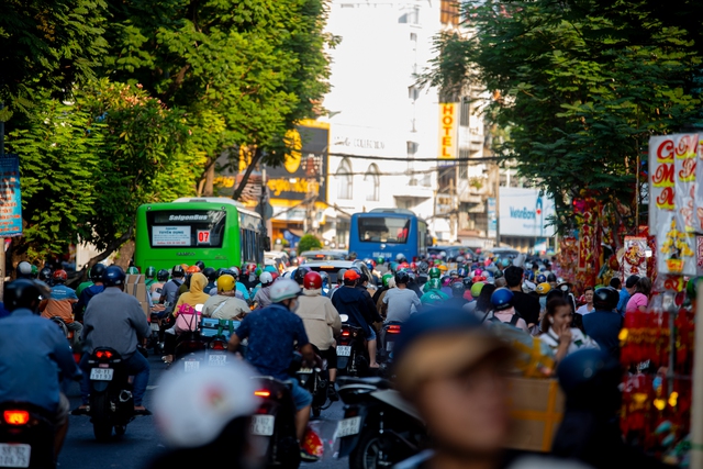 Sài Gòn những ngày hối hả cuối cùng của năm 2023 - Ảnh 3.