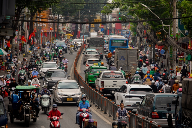 Sài Gòn những ngày hối hả cuối cùng của năm 2023 - Ảnh 1.