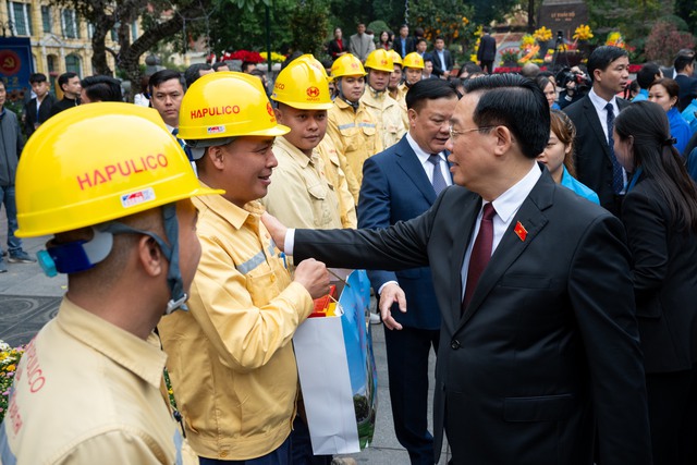 Chủ tịch Quốc hội chúc Tết, tặng quà cho công nhân lao động Thủ đô - Ảnh 5.