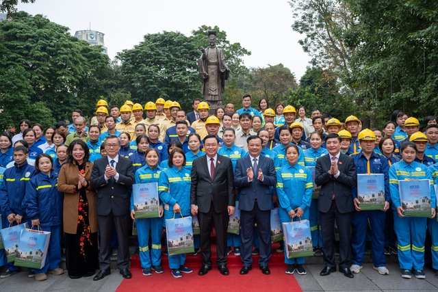 Chủ tịch Quốc hội chúc Tết, tặng quà cho công nhân lao động Thủ đô - Ảnh 6.