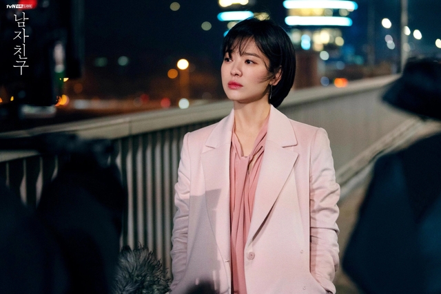 Mặc trang phục màu pastel trẻ trung và sang trọng như Song Hye Kyo với 9 công thức - Ảnh 2.
