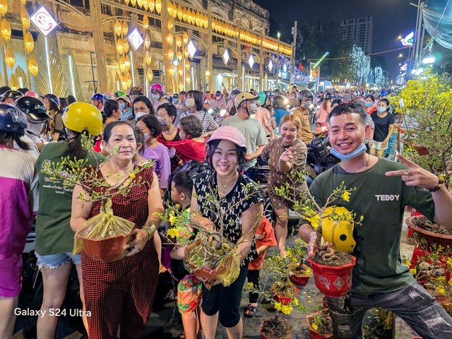 Rực rỡ sắc màu hoa xuân &quot;Trên bến, dưới thuyền&quot; ngày 30 Tết ở Sài Gòn qua ống kính Galaxy S24 Ultra - Ảnh 27.