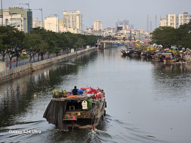 Rực rỡ sắc màu hoa xuân &quot;Trên bến, dưới thuyền&quot; ngày 30 Tết ở Sài Gòn qua ống kính Galaxy S24 Ultra - Ảnh 7.