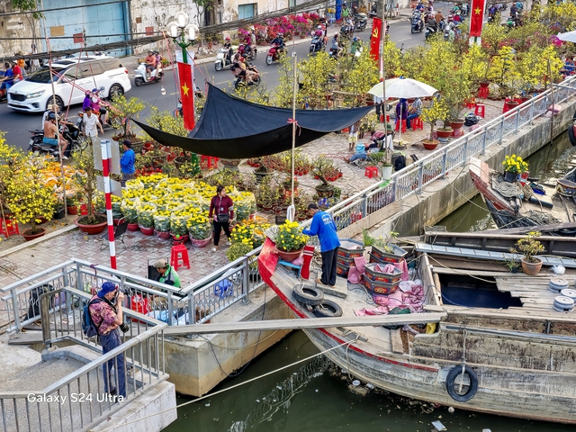 Rực rỡ sắc màu hoa xuân &quot;Trên bến, dưới thuyền&quot; ngày 30 Tết ở Sài Gòn qua ống kính Galaxy S24 Ultra - Ảnh 1.