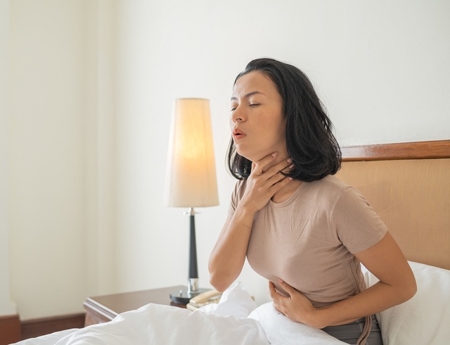 Cổ họng thường xuyên đau vào buổi sáng có cảnh báo bệnh nghiêm trọng? Bác sĩ giải đáp - Ảnh 1.