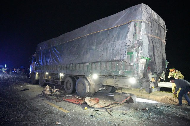 Khẩn trương khắc phục hậu quả vụ tai nạn giao thông nghiêm trọng trên cao tốc Cam Lộ - La Sơn - Ảnh 2.