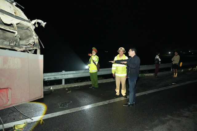 Khẩn trương khắc phục hậu quả vụ tai nạn giao thông nghiêm trọng trên cao tốc Cam Lộ - La Sơn - Ảnh 3.