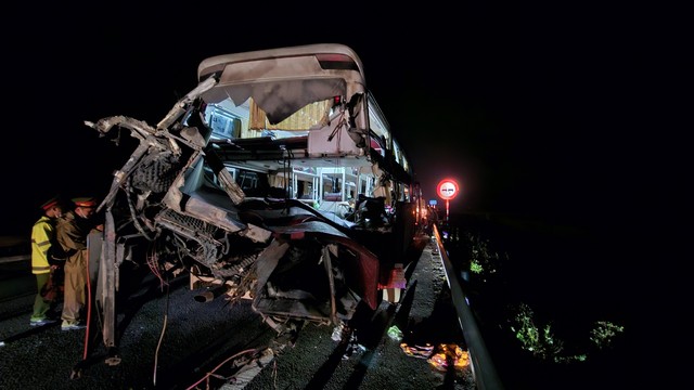 Khẩn trương khắc phục hậu quả vụ tai nạn giao thông nghiêm trọng trên cao tốc Cam Lộ - La Sơn - Ảnh 1.