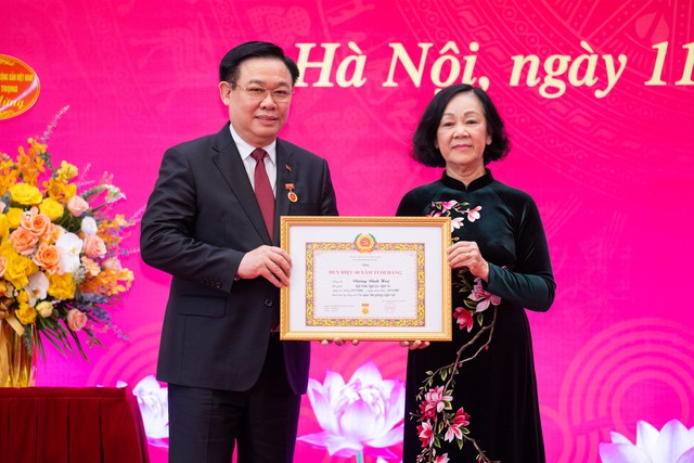 Chủ tịch Quốc hội Vương Đình Huệ nhận Huy hiệu 40 năm tuổi Đảng  - Ảnh 1.