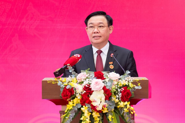 Chủ tịch Quốc hội Vương Đình Huệ nhận Huy hiệu 40 năm tuổi Đảng  - Ảnh 3.