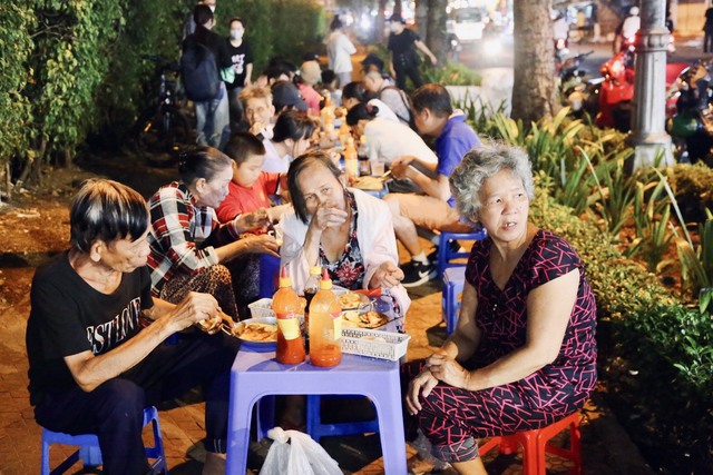 "Độc lạ" bánh mì chảo ở Sài Gòn, khách tới ăn bao nhiêu cũng được chỉ cần trả phí bằng nụ cười - Ảnh 2.